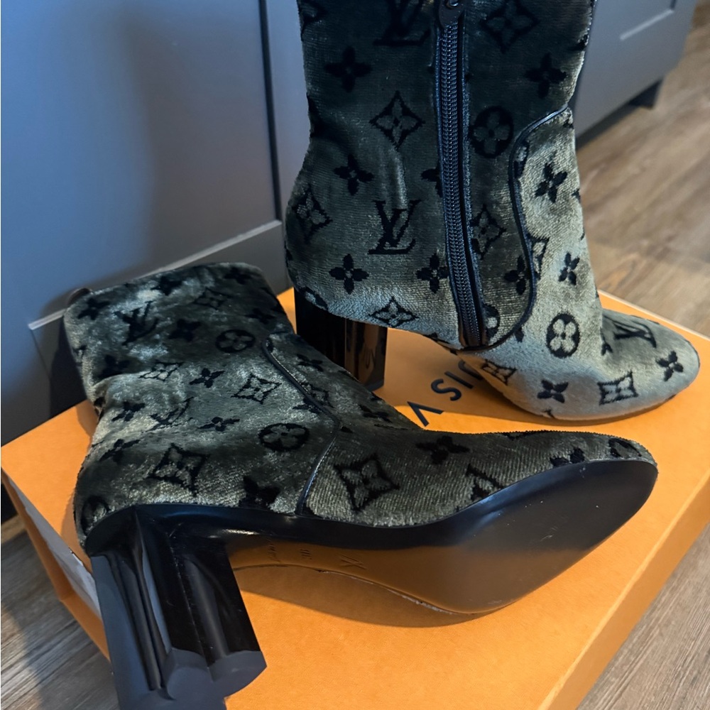 LOUIS VUITTON BOOTIES BRAND NEW SIZE 38